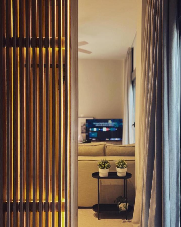 Luxurious Wooden Detail Flat In City Center Chalkís Exterior foto